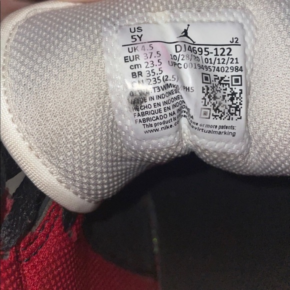 Nike Air Jordons/Red and black/Mid shoe/Black shoelace - Picture 5 of 5